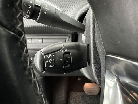 Peugeot 2008 1.2 PureTech Allure Aut. *PANO | LEATHER-FABRIC | HEATED-SPORTSEATS | CARPLAY | ECC | CAMERA | PRIVACY-GLASS | PDC | CRUISE | 16''ALU*