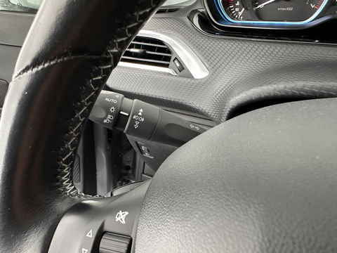 Peugeot 2008 1.2 PureTech Allure Aut. *PANO | LEATHER-FABRIC | HEATED-SPORTSEATS | CARPLAY | ECC | CAMERA | PRIVACY-GLASS | PDC | CRUISE | 16''ALU*