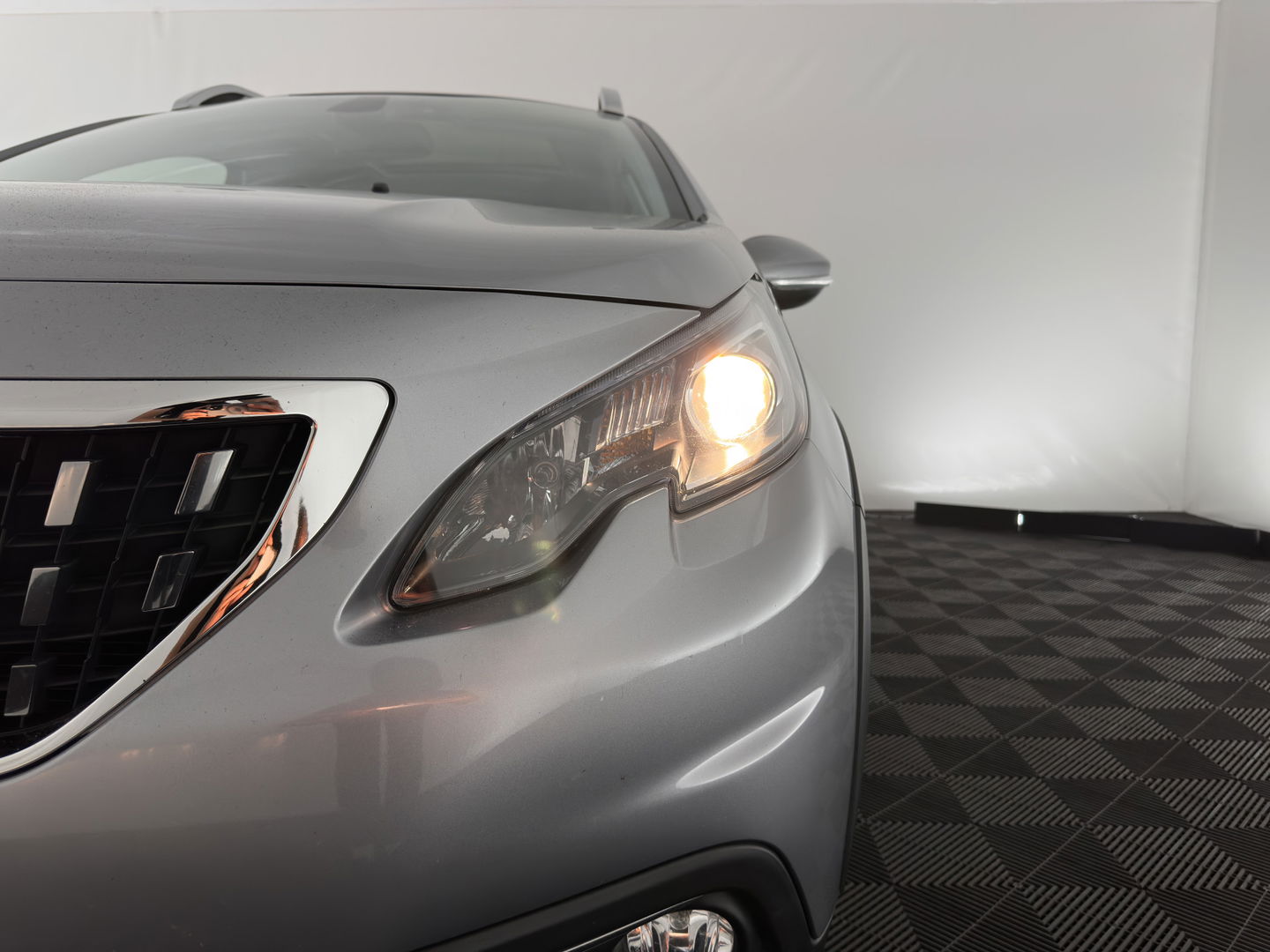 Peugeot 2008 1.2 PureTech Allure Aut. *PANO | LEATHER-FABRIC | HEATED-SPORTSEATS | CARPLAY | ECC | CAMERA | PRIVACY-GLASS | PDC | CRUISE | 16''ALU*