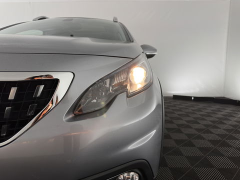 Peugeot 2008 1.2 PureTech Allure Aut. *PANO | LEATHER-FABRIC | HEATED-SPORTSEATS | CARPLAY | ECC | CAMERA | PRIVACY-GLASS | PDC | CRUISE | 16''ALU*
