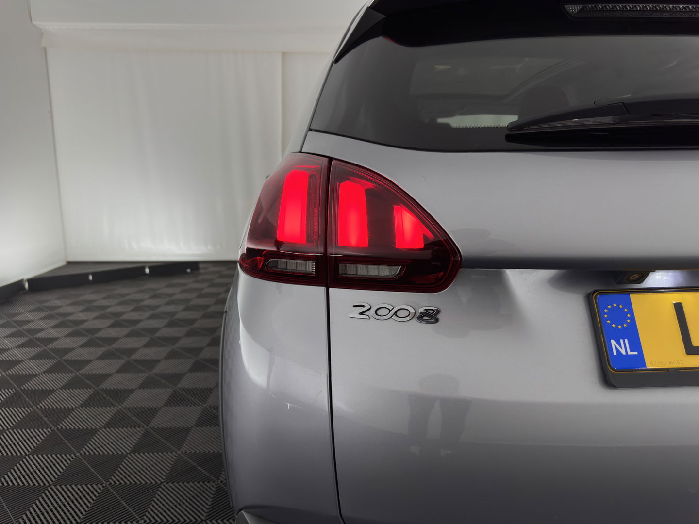 Peugeot 2008 1.2 PureTech Allure Aut. *PANO | LEATHER-FABRIC | HEATED-SPORTSEATS | CARPLAY | ECC | CAMERA | PRIVACY-GLASS | PDC | CRUISE | 16''ALU*