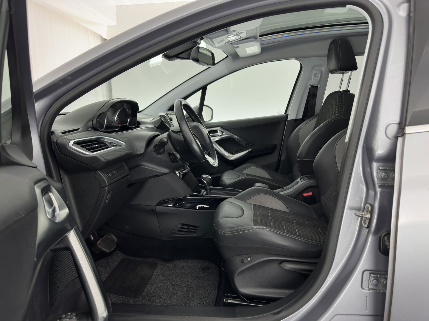 Peugeot 2008 1.2 PureTech Allure Aut. *PANO | LEATHER-FABRIC | HEATED-SPORTSEATS | CARPLAY | ECC | CAMERA | PRIVACY-GLASS | PDC | CRUISE | 16''ALU*