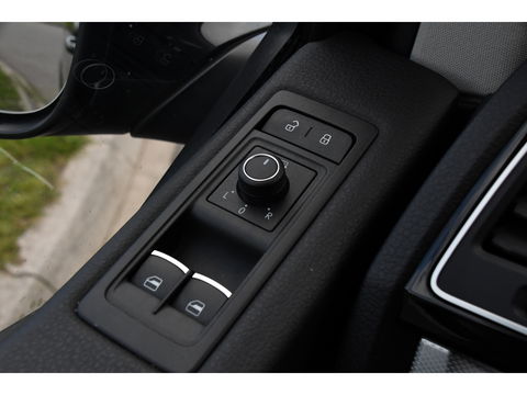 Volkswagen Transporter Caravelle 2.0 TDI L2H1 Highline Adaptieve Cruise, Camera, 2 x Schuifdeur, 204pk, 8 personen, NAVI, Clima, Stoelverwarming, Uniek!