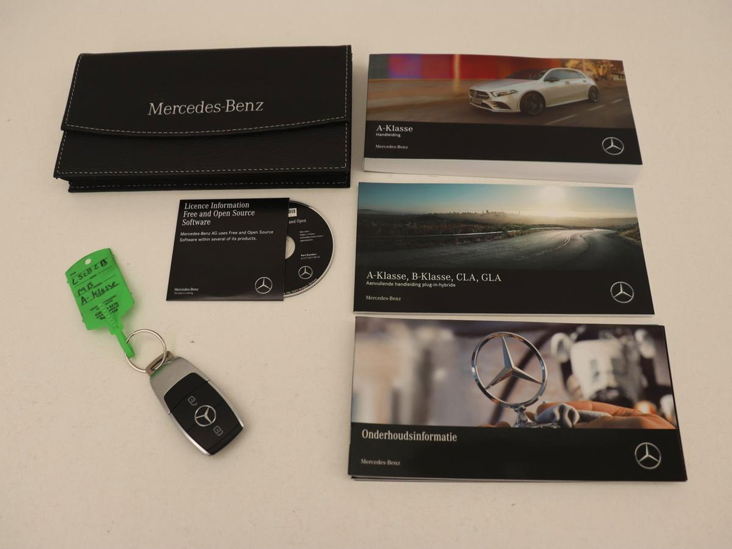 Mercedes-Benz A-Klasse 250e Business Solution Luxury | Panoramadak | Leder | Stoelverwarming | Memory | Keyless | Carplay | Sfeerverlichting | PHEV | Plug In
