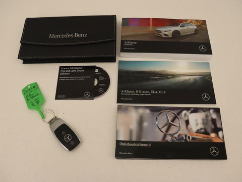 Mercedes-Benz A-Klasse 250e Business Solution Luxury | Panoramadak | Leder | Stoelverwarming | Memory | Keyless | Carplay | Sfeerverlichting | PHEV | Plug In