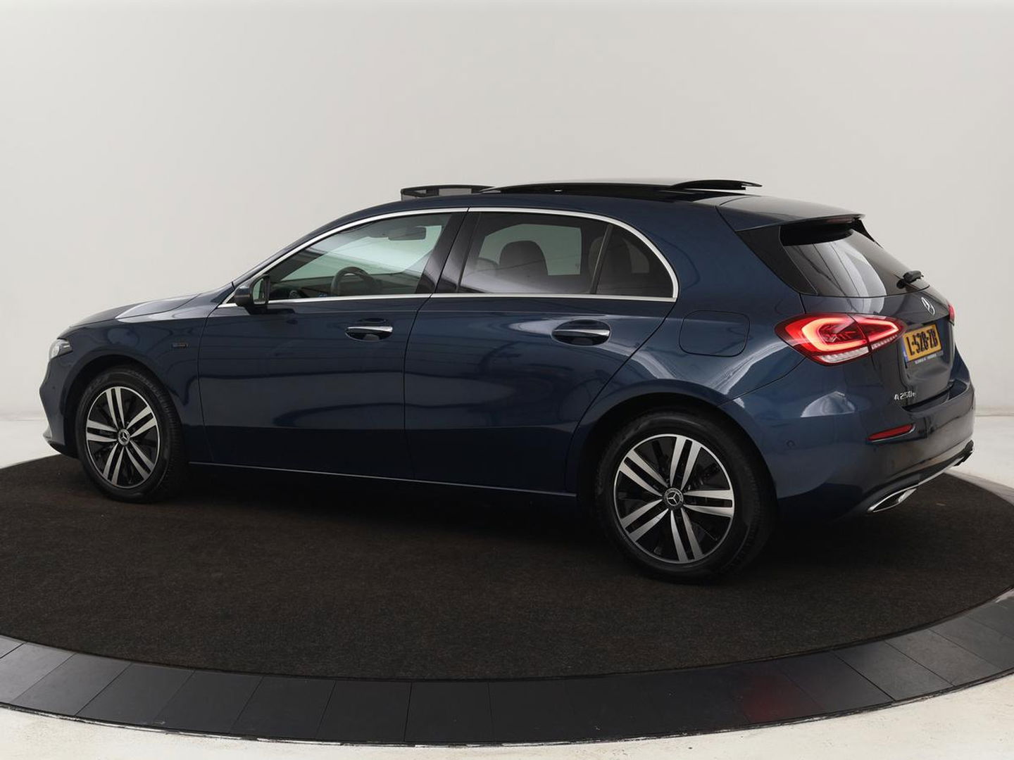 Mercedes-Benz A-Klasse 250e Business Solution Luxury | Panoramadak | Leder | Stoelverwarming | Memory | Keyless | Carplay | Sfeerverlichting | PHEV | Plug In