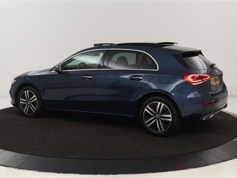Mercedes-Benz A-Klasse 250e Business Solution Luxury | Panoramadak | Leder | Stoelverwarming | Memory | Keyless | Carplay | Sfeerverlichting | PHEV | Plug In