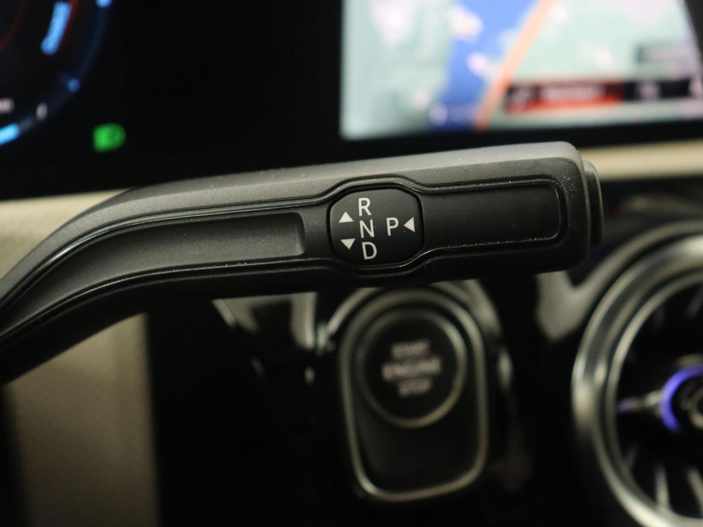 Mercedes-Benz A-Klasse 250e Business Solution Luxury | Panoramadak | Leder | Stoelverwarming | Memory | Keyless | Carplay | Sfeerverlichting | PHEV | Plug In