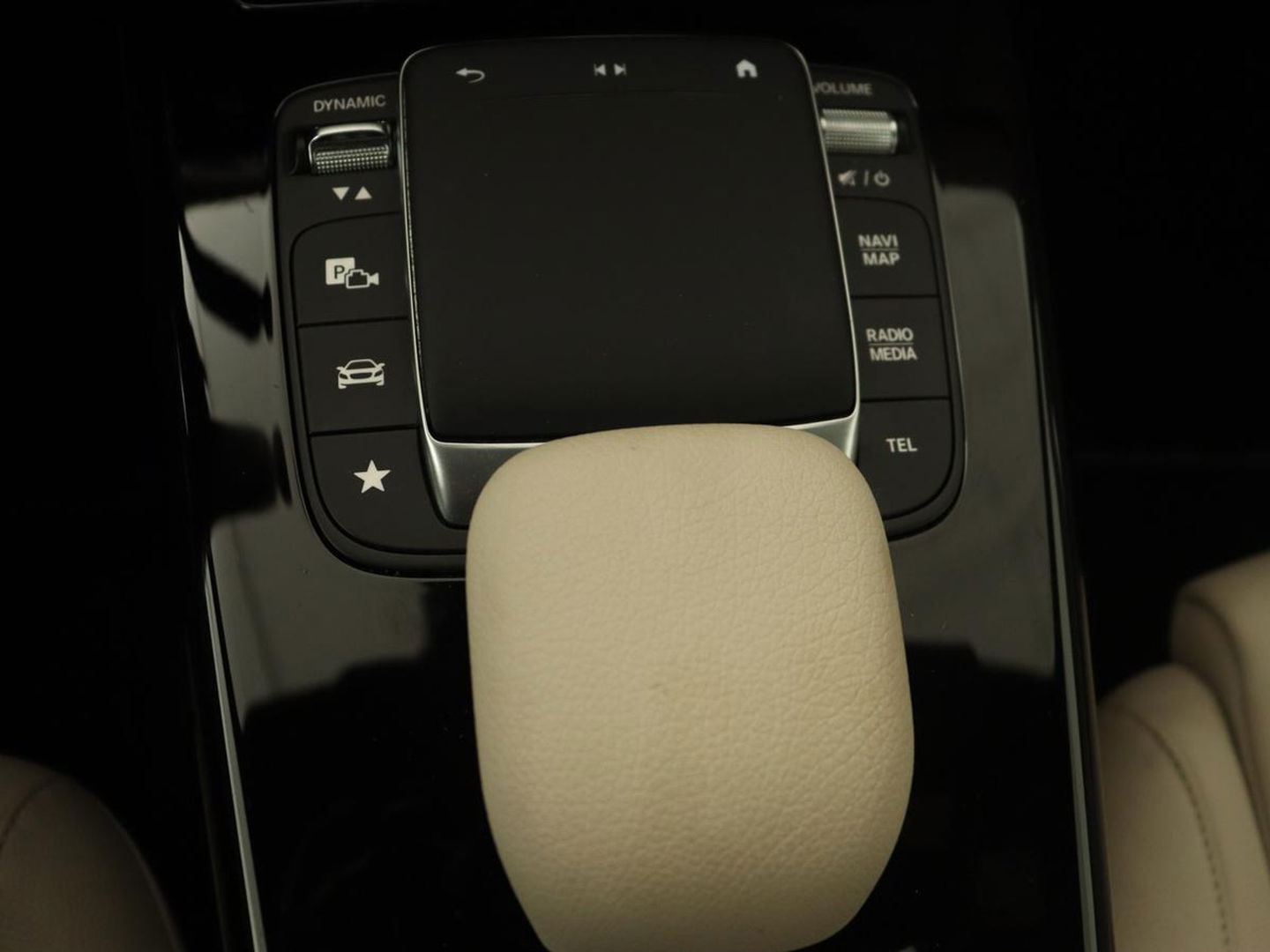 Mercedes-Benz A-Klasse 250e Business Solution Luxury | Panoramadak | Leder | Stoelverwarming | Memory | Keyless | Carplay | Sfeerverlichting | PHEV | Plug In