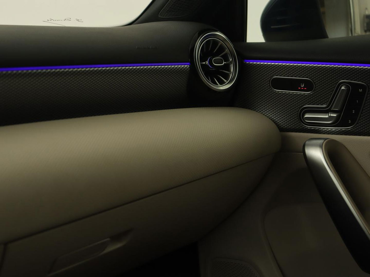 Mercedes-Benz A-Klasse 250e Business Solution Luxury | Panoramadak | Leder | Stoelverwarming | Memory | Keyless | Carplay | Sfeerverlichting | PHEV | Plug In