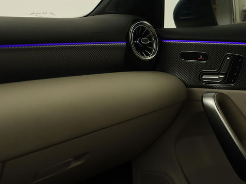 Mercedes-Benz A-Klasse 250e Business Solution Luxury | Panoramadak | Leder | Stoelverwarming | Memory | Keyless | Carplay | Sfeerverlichting | PHEV | Plug In