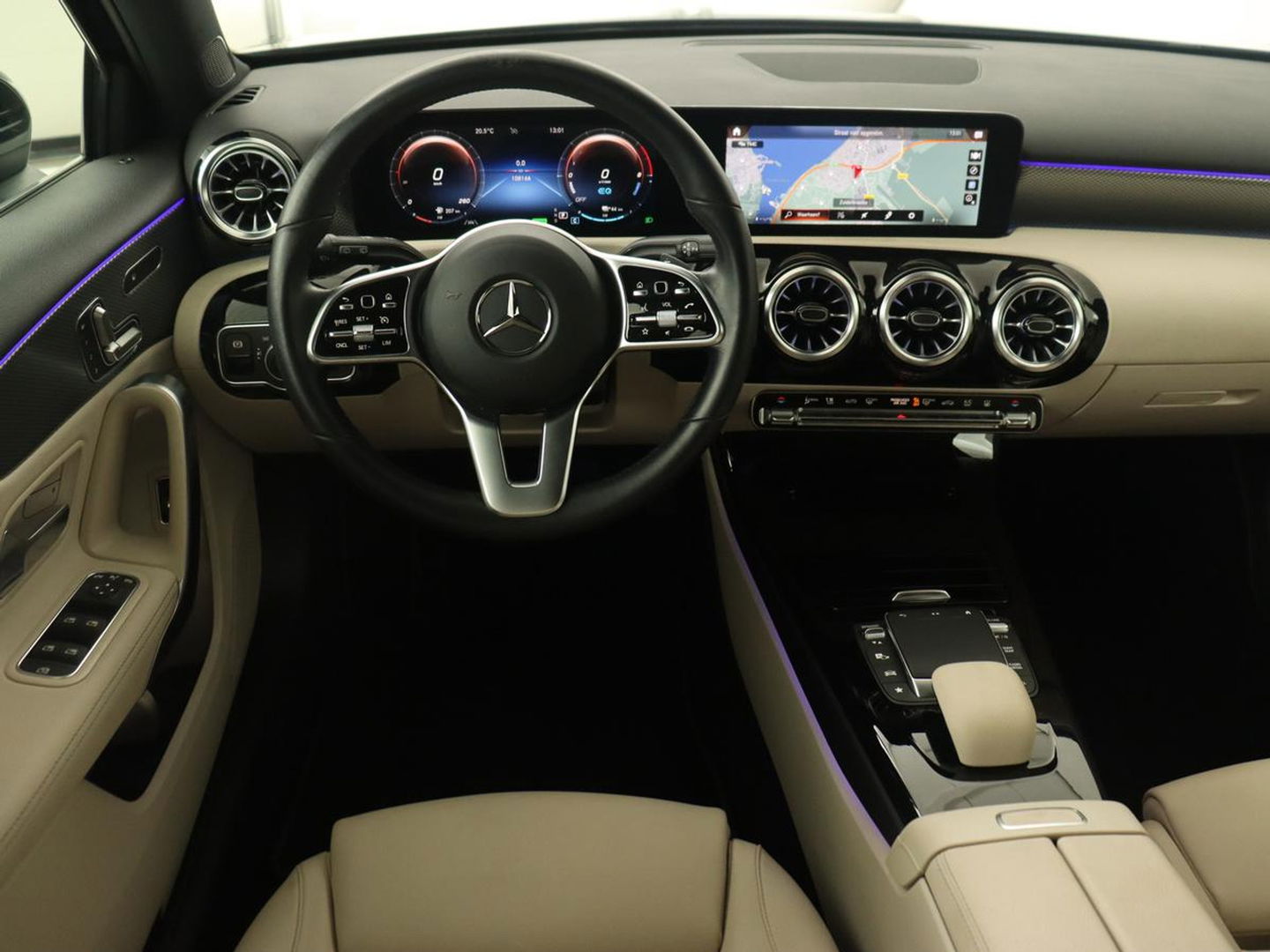 Mercedes-Benz A-Klasse 250e Business Solution Luxury | Panoramadak | Leder | Stoelverwarming | Memory | Keyless | Carplay | Sfeerverlichting | PHEV | Plug In