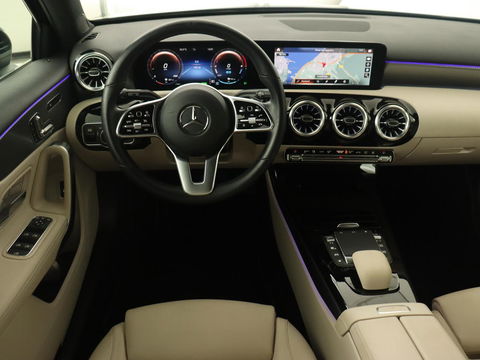 Mercedes-Benz A-Klasse 250e Business Solution Luxury | Panoramadak | Leder | Stoelverwarming | Memory | Keyless | Carplay | Sfeerverlichting | PHEV | Plug In