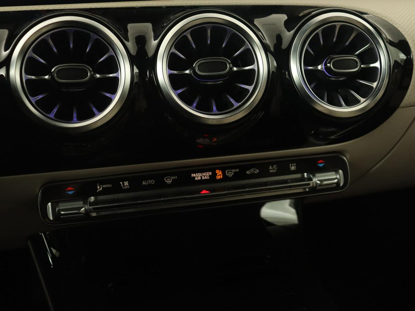 Mercedes-Benz A-Klasse 250e Business Solution Luxury | Panoramadak | Leder | Stoelverwarming | Memory | Keyless | Carplay | Sfeerverlichting | PHEV | Plug In