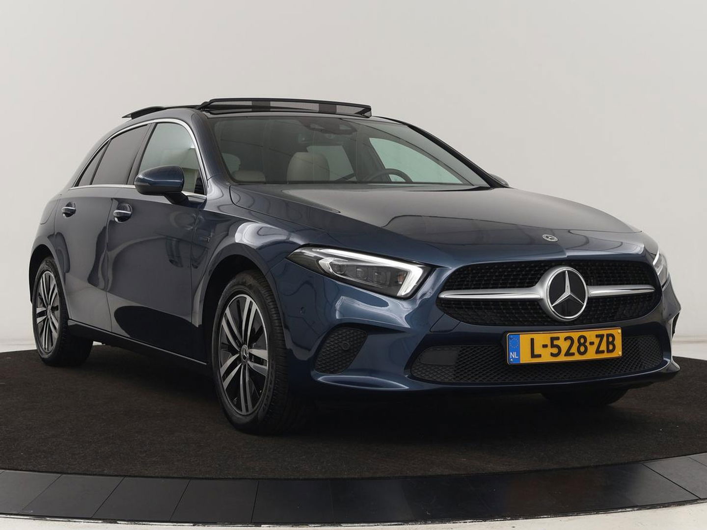 Mercedes-Benz A-Klasse 250e Business Solution Luxury | Panoramadak | Leder | Stoelverwarming | Memory | Keyless | Carplay | Sfeerverlichting | PHEV | Plug In
