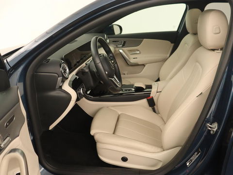 Mercedes-Benz A-Klasse 250e Business Solution Luxury | Panoramadak | Leder | Stoelverwarming | Memory | Keyless | Carplay | Sfeerverlichting | PHEV | Plug In