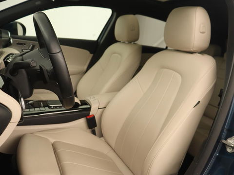 Mercedes-Benz A-Klasse 250e Business Solution Luxury | Panoramadak | Leder | Stoelverwarming | Memory | Keyless | Carplay | Sfeerverlichting | PHEV | Plug In