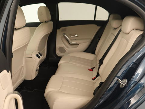 Mercedes-Benz A-Klasse 250e Business Solution Luxury | Panoramadak | Leder | Stoelverwarming | Memory | Keyless | Carplay | Sfeerverlichting | PHEV | Plug In