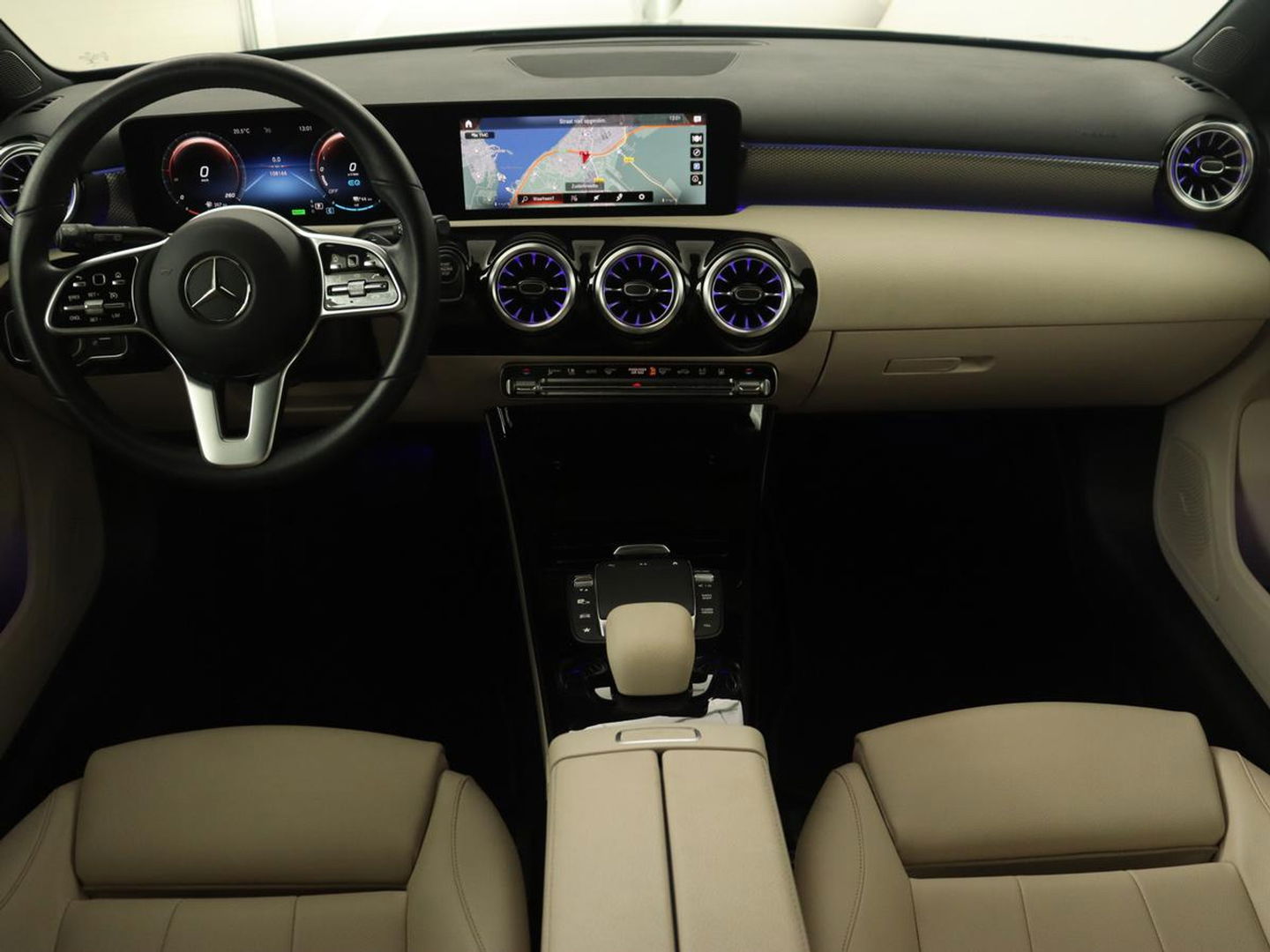 Mercedes-Benz A-Klasse 250e Business Solution Luxury | Panoramadak | Leder | Stoelverwarming | Memory | Keyless | Carplay | Sfeerverlichting | PHEV | Plug In