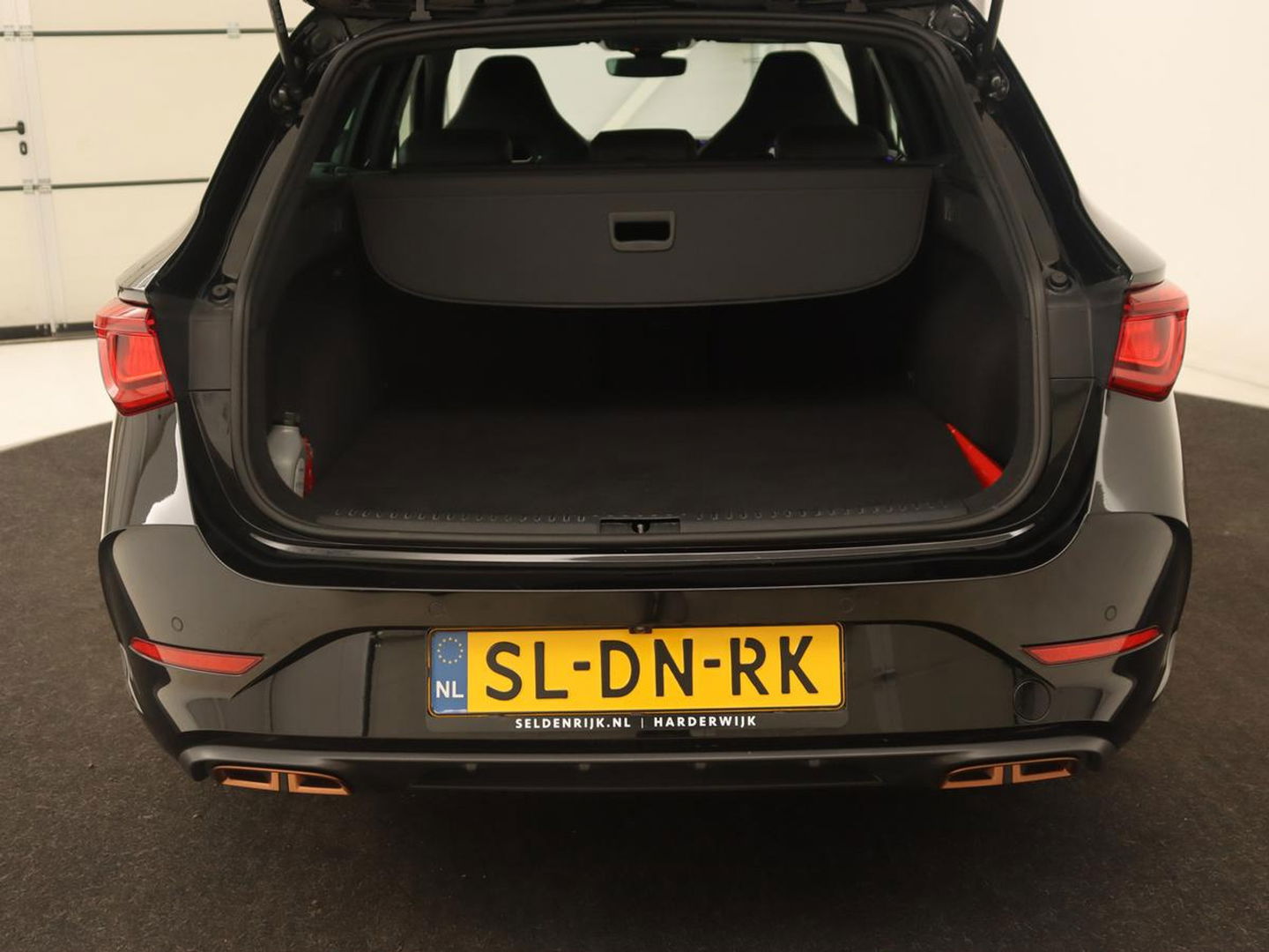 CUPRA Leon 1.4 e-Hybrid VZ | 245pk | Stoel & stuurverwarming | Adaptive cruise | Camera | Carplay | Navigatie | 19'' lichtmetalen velgen | Digital Cockpit | Sportstoelen | PHEV | Plug In