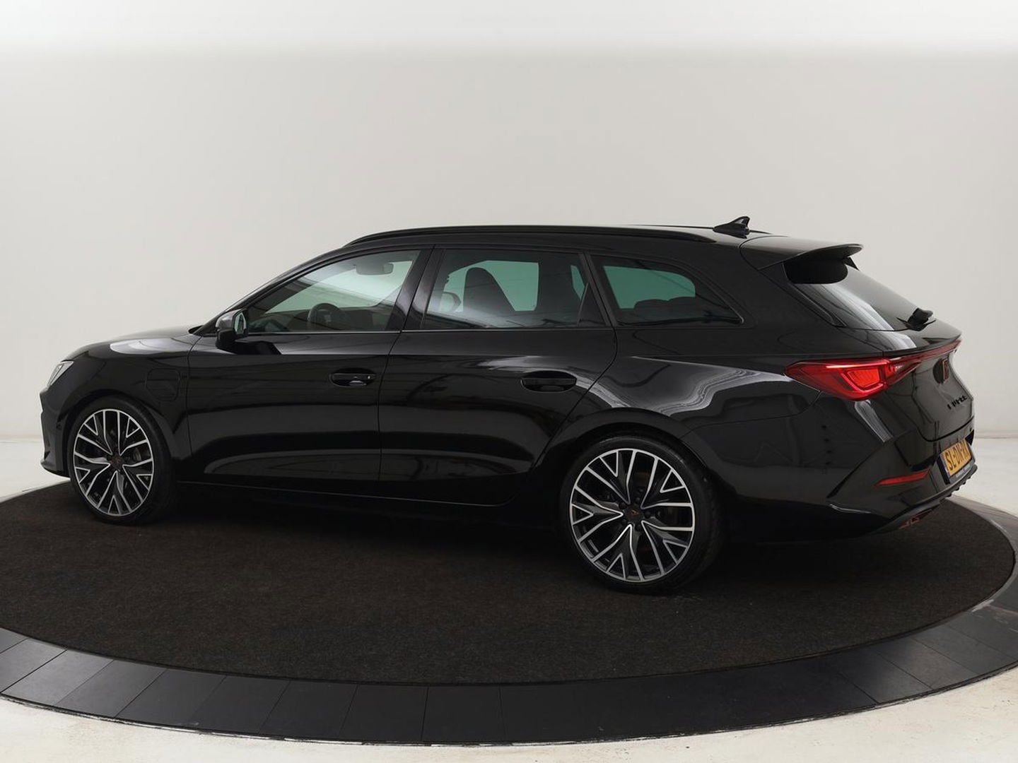 CUPRA Leon 1.4 e-Hybrid VZ | 245pk | Stoel & stuurverwarming | Adaptive cruise | Camera | Carplay | Navigatie | 19'' lichtmetalen velgen | Digital Cockpit | Sportstoelen | PHEV | Plug In
