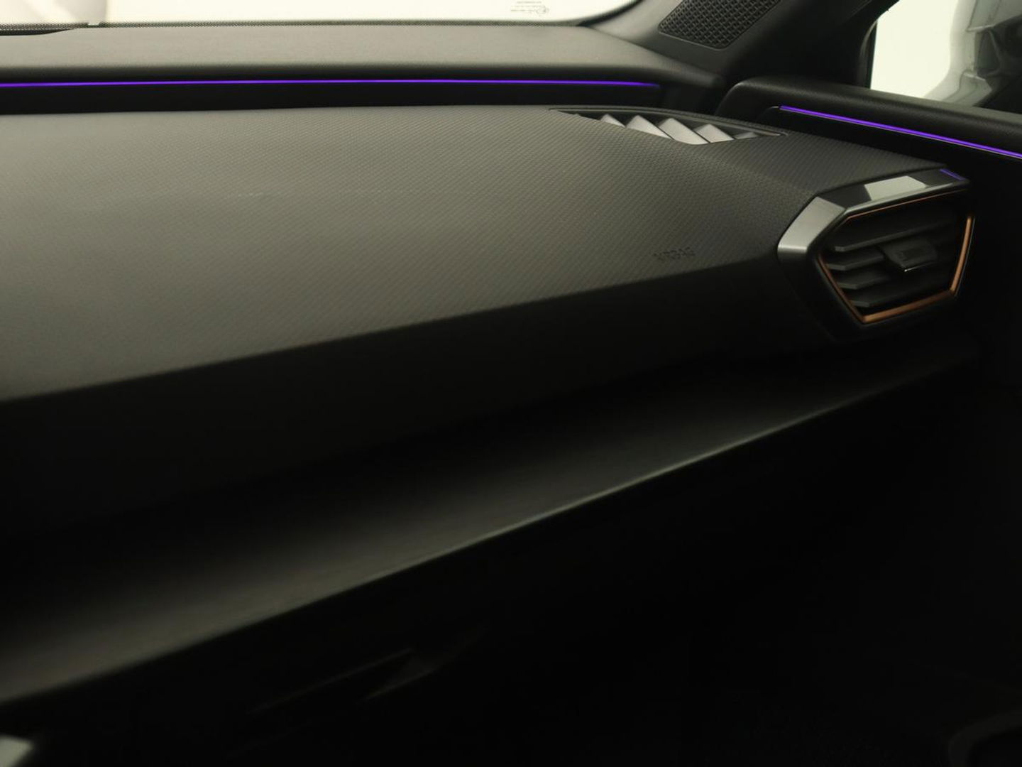 CUPRA Leon 1.4 e-Hybrid VZ | 245pk | Stoel & stuurverwarming | Adaptive cruise | Camera | Carplay | Navigatie | 19'' lichtmetalen velgen | Digital Cockpit | Sportstoelen | PHEV | Plug In