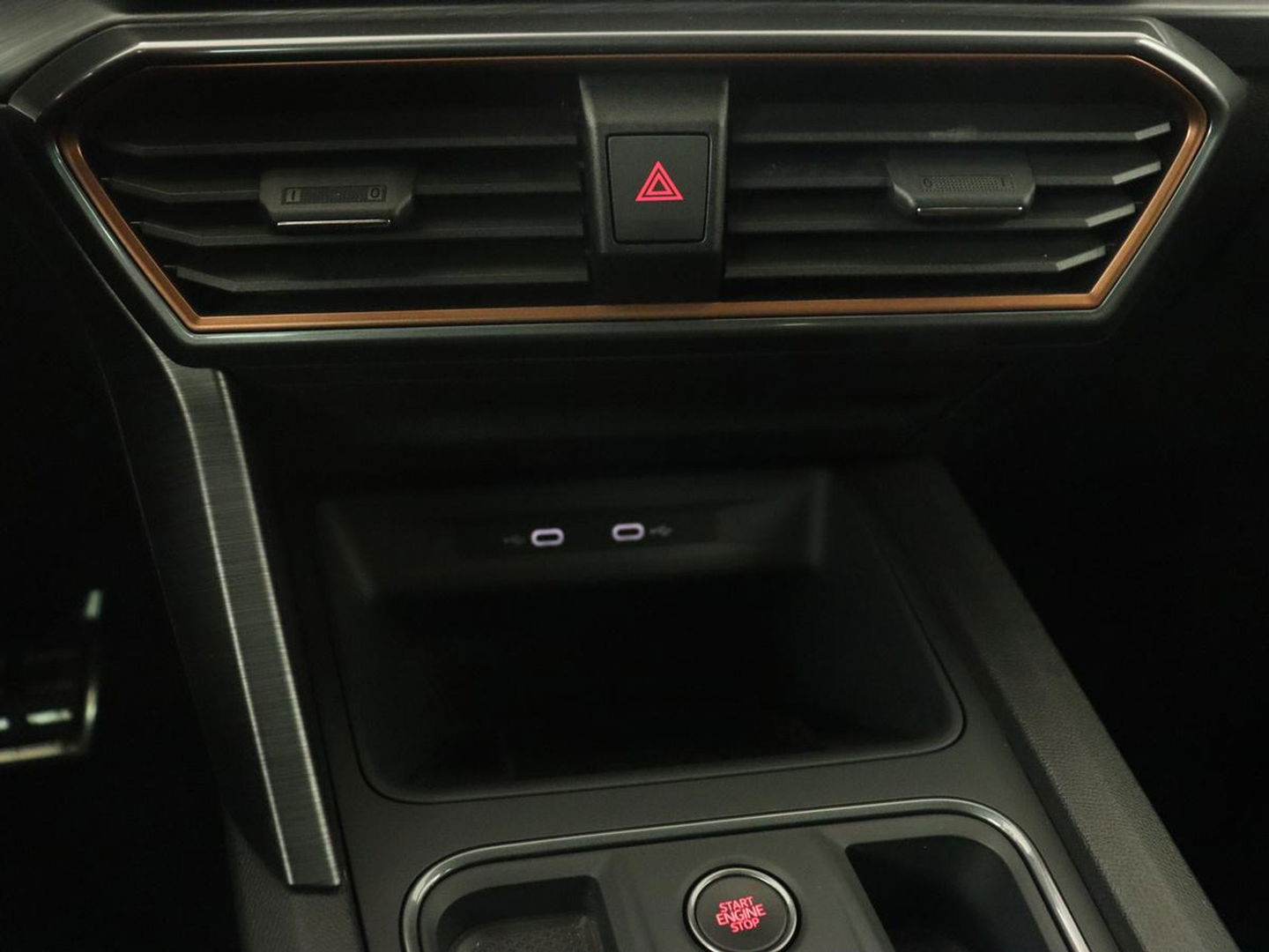 CUPRA Leon 1.4 e-Hybrid VZ | 245pk | Stoel & stuurverwarming | Adaptive cruise | Camera | Carplay | Navigatie | 19'' lichtmetalen velgen | Digital Cockpit | Sportstoelen | PHEV | Plug In