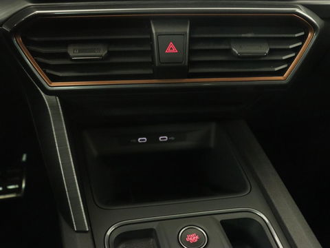 CUPRA Leon 1.4 e-Hybrid VZ | 245pk | Stoel & stuurverwarming | Adaptive cruise | Camera | Carplay | Navigatie | 19'' lichtmetalen velgen | Digital Cockpit | Sportstoelen | PHEV | Plug In