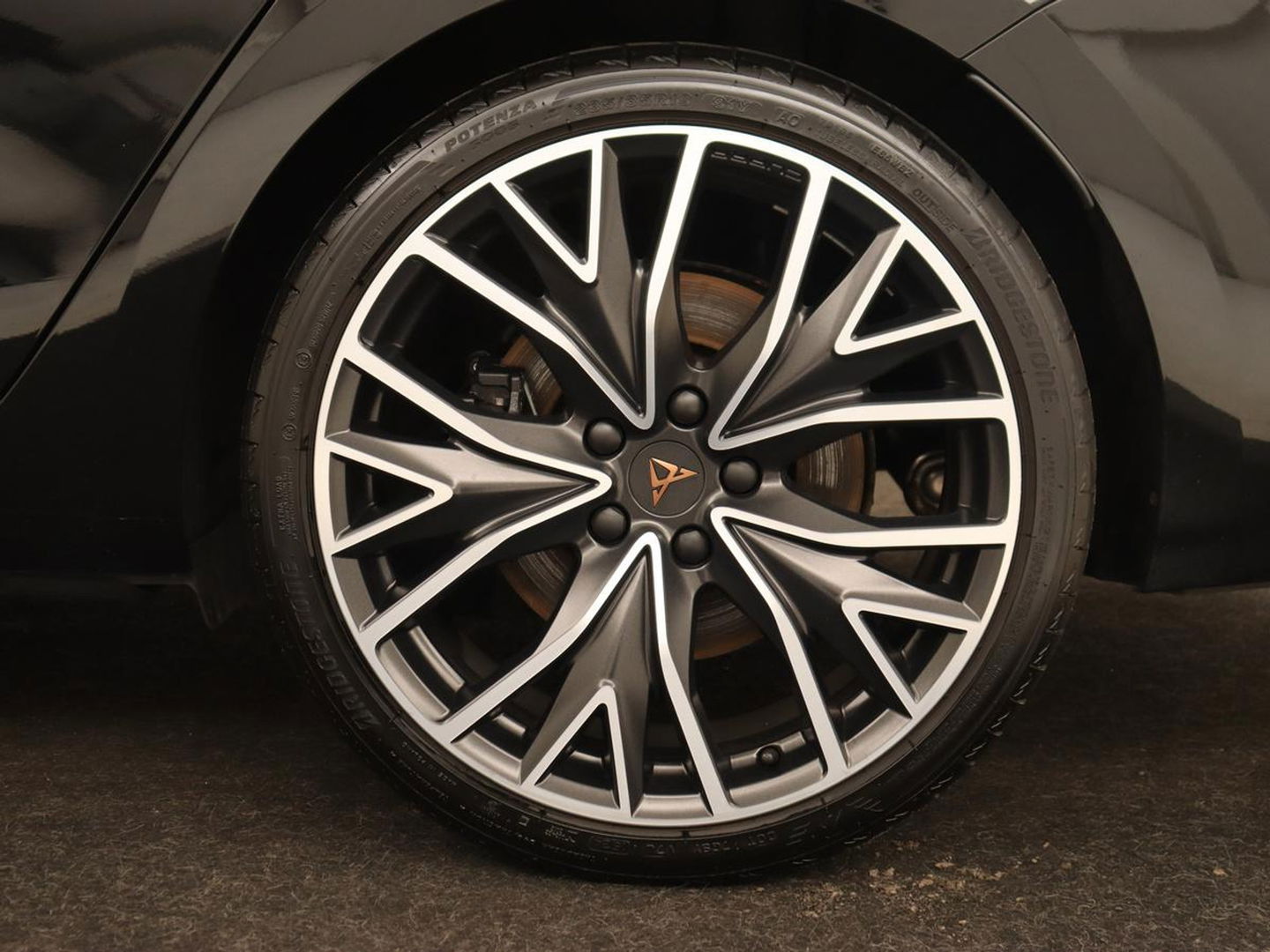 CUPRA Leon 1.4 e-Hybrid VZ | 245pk | Stoel & stuurverwarming | Adaptive cruise | Camera | Carplay | Navigatie | 19'' lichtmetalen velgen | Digital Cockpit | Sportstoelen | PHEV | Plug In