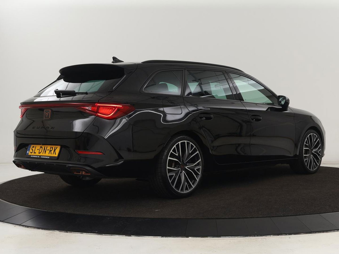 CUPRA Leon 1.4 e-Hybrid VZ | 245pk | Stoel & stuurverwarming | Adaptive cruise | Camera | Carplay | Navigatie | 19'' lichtmetalen velgen | Digital Cockpit | Sportstoelen | PHEV | Plug In