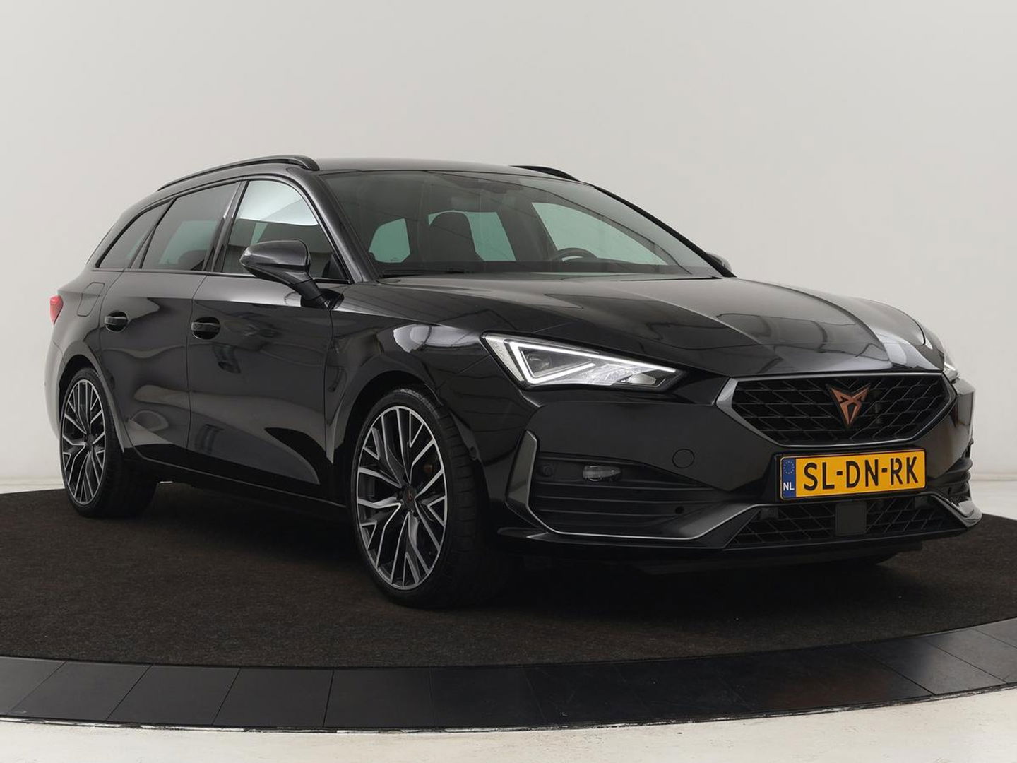 CUPRA Leon 1.4 e-Hybrid VZ | 245pk | Stoel & stuurverwarming | Adaptive cruise | Camera | Carplay | Navigatie | 19'' lichtmetalen velgen | Digital Cockpit | Sportstoelen | PHEV | Plug In