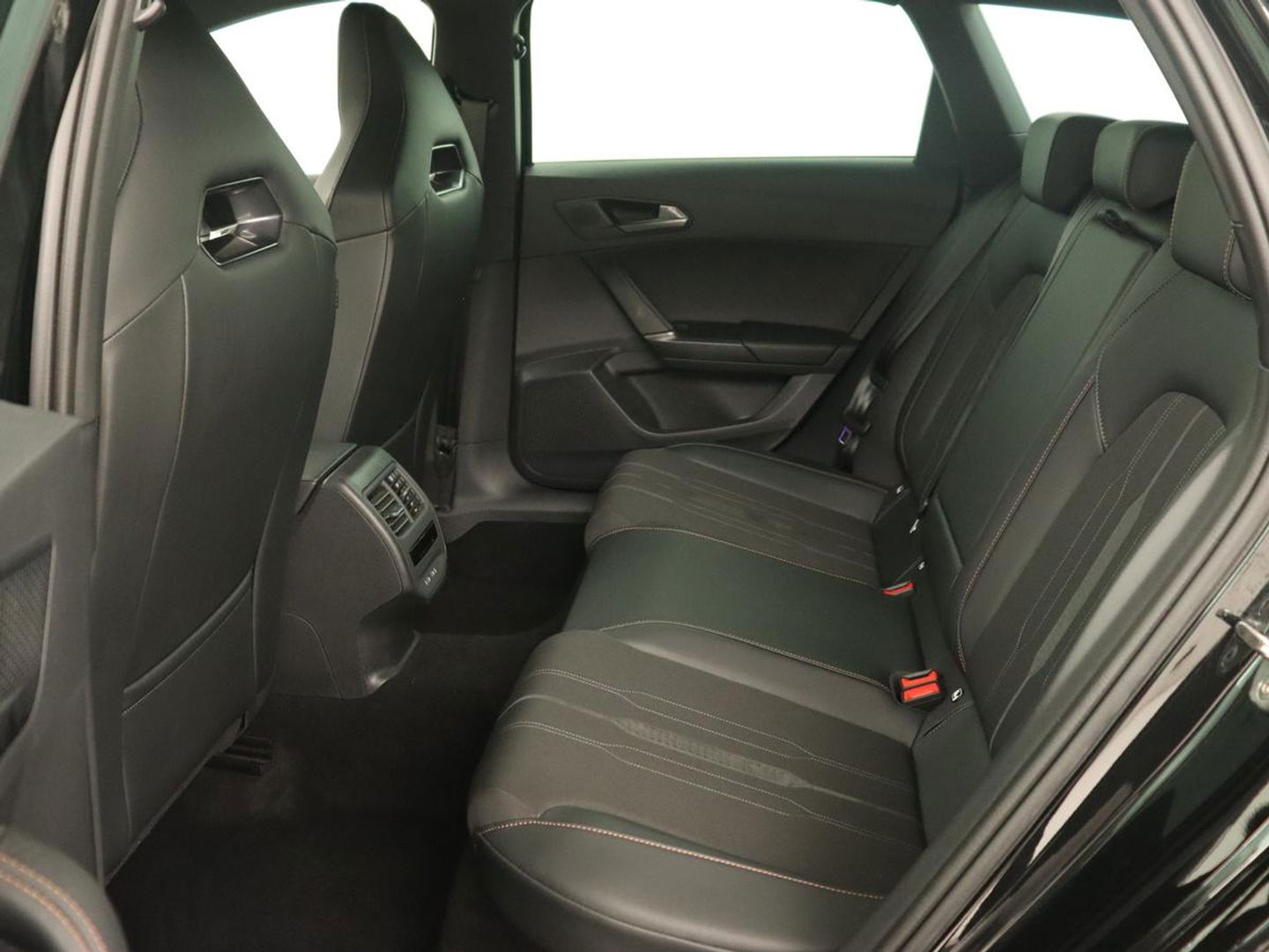 CUPRA Leon 1.4 e-Hybrid VZ | 245pk | Stoel & stuurverwarming | Adaptive cruise | Camera | Carplay | Navigatie | 19'' lichtmetalen velgen | Digital Cockpit | Sportstoelen | PHEV | Plug In