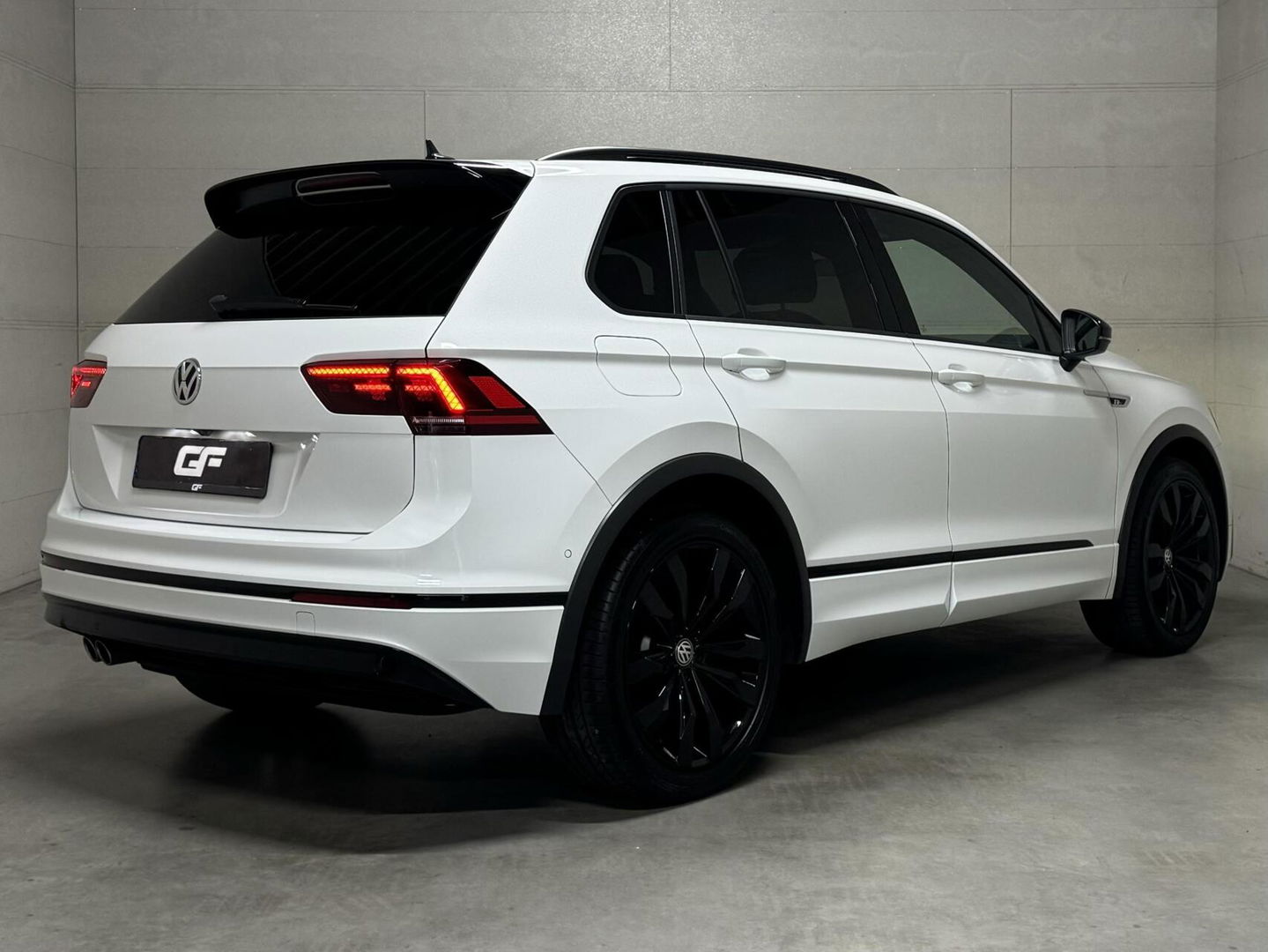 Volkswagen Tiguan 1.5 TSI R-Line Black Edition Pano Virtual Carplay NAP