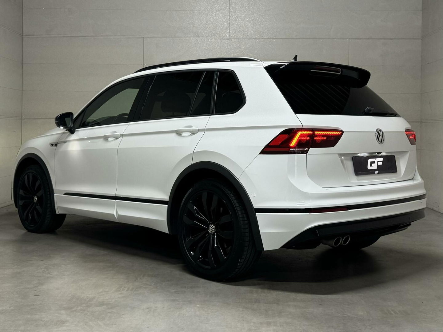 Volkswagen Tiguan 1.5 TSI R-Line Black Edition Pano Virtual Carplay NAP