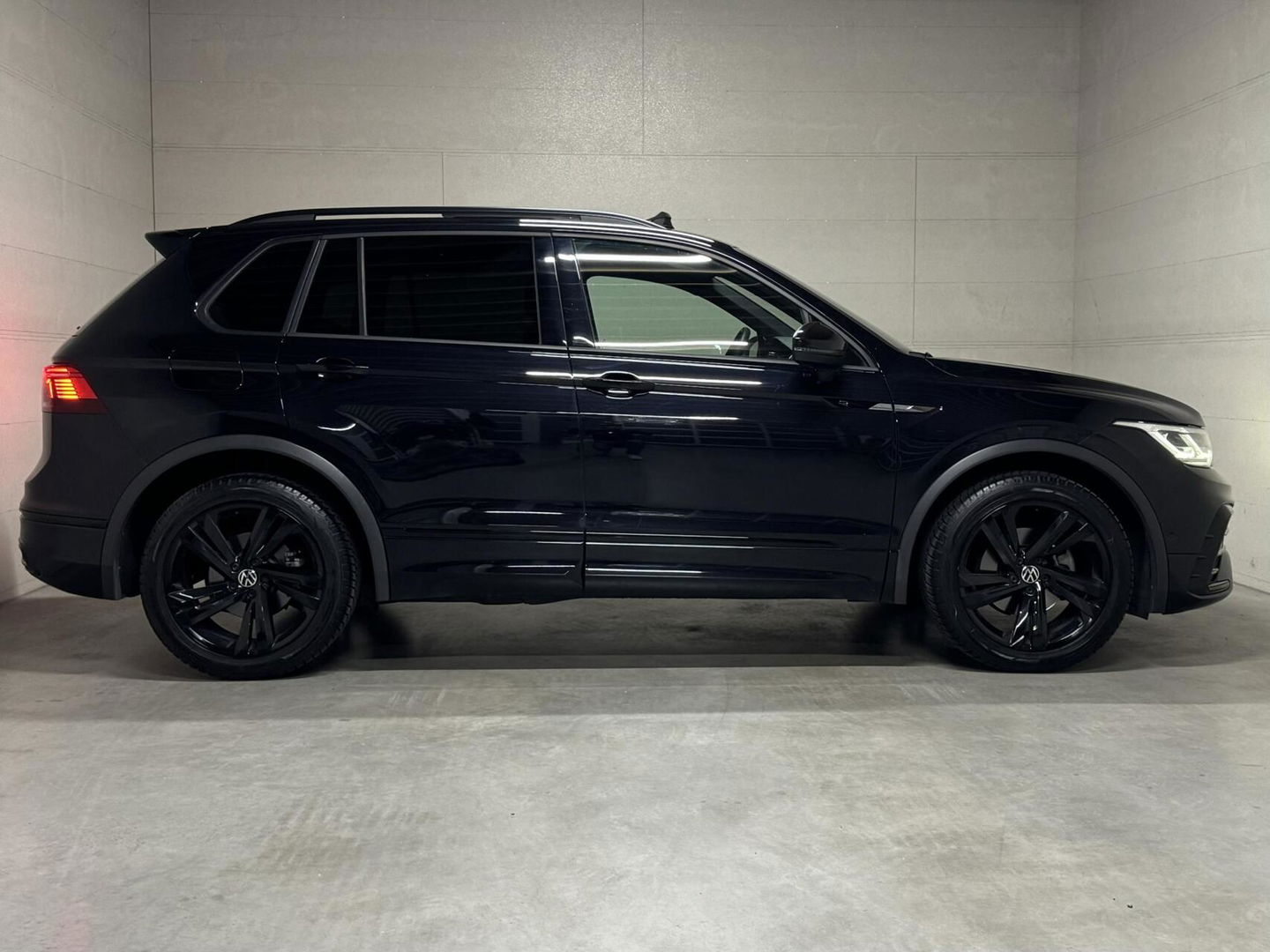 Volkswagen Tiguan 1.5 TSI R-Line Black Style Pano H/K NAP