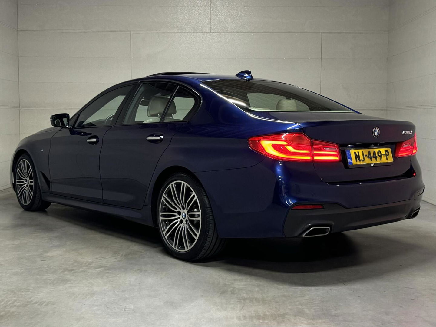 BMW 5 Serie 530d M-Sport Individual Pano HUD 360° Sfeer NAP