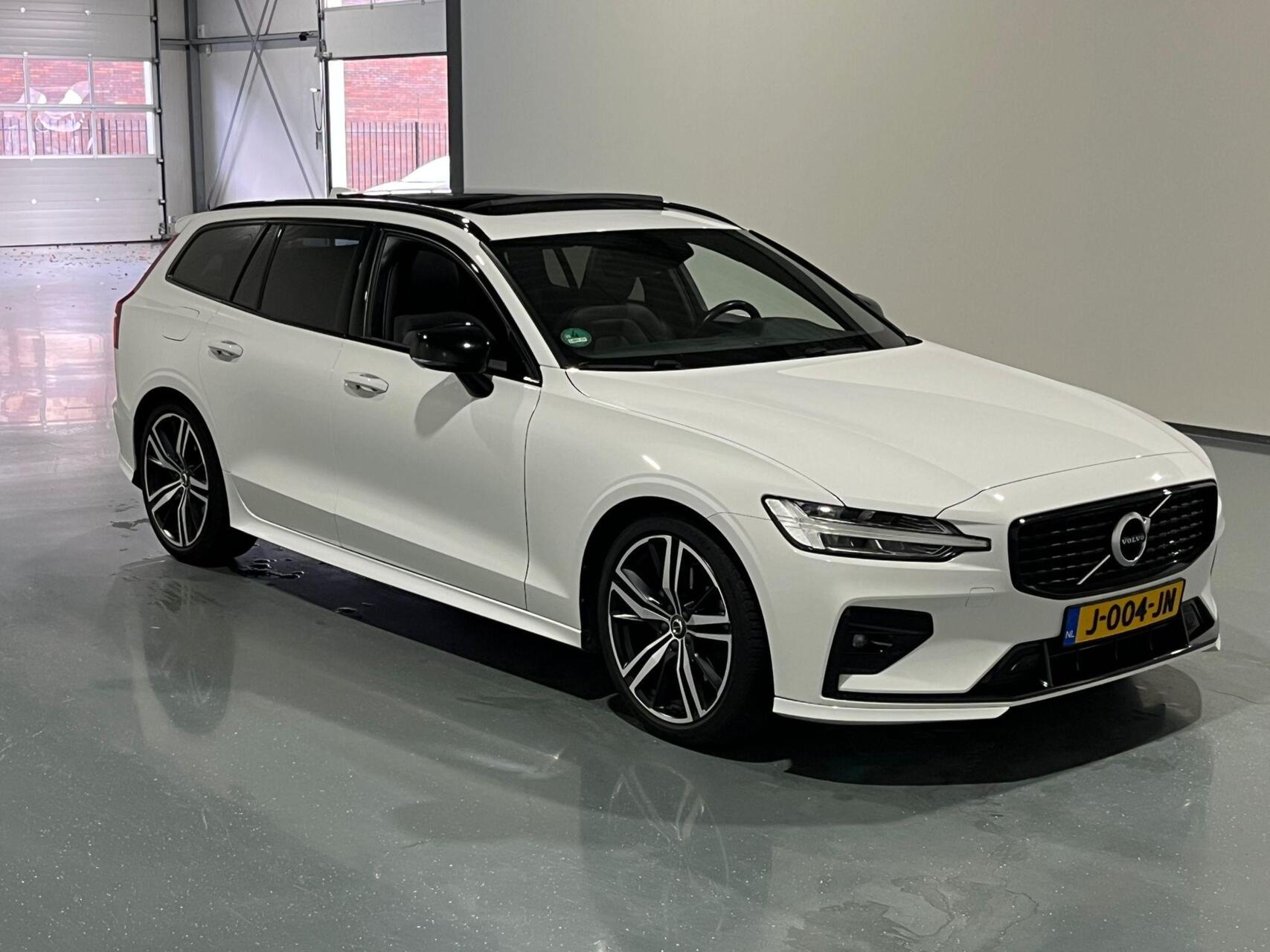 Volvo V60 2.0 B4 R-Design Pano Carplay Trekh. Autopilot NAP