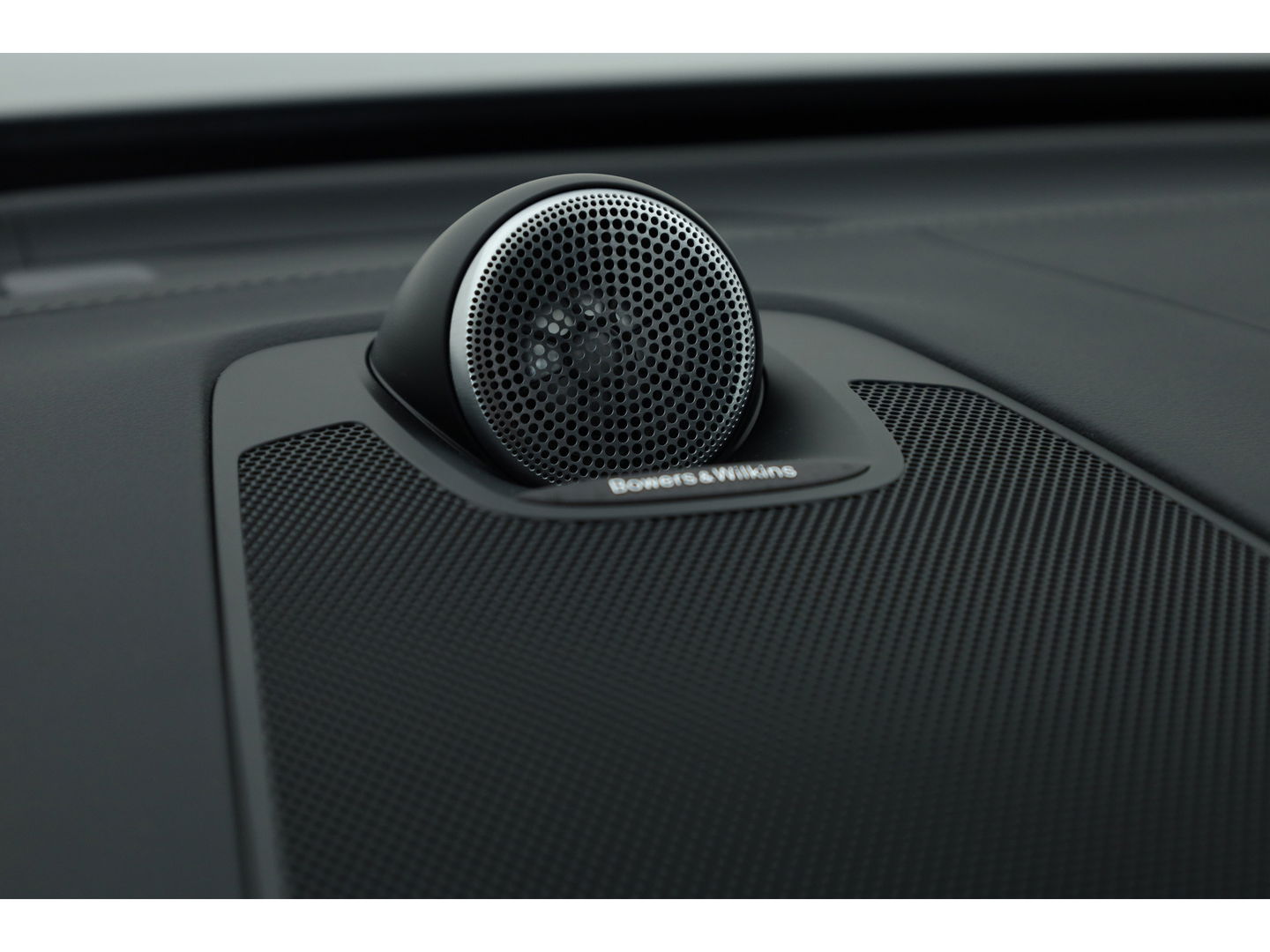 Volvo XC60 2.0 T8 Plug-in hybrid AWD Ultra Dark | Trekhaak | B&W Audio | Massage | Ventilatie | 360 camera