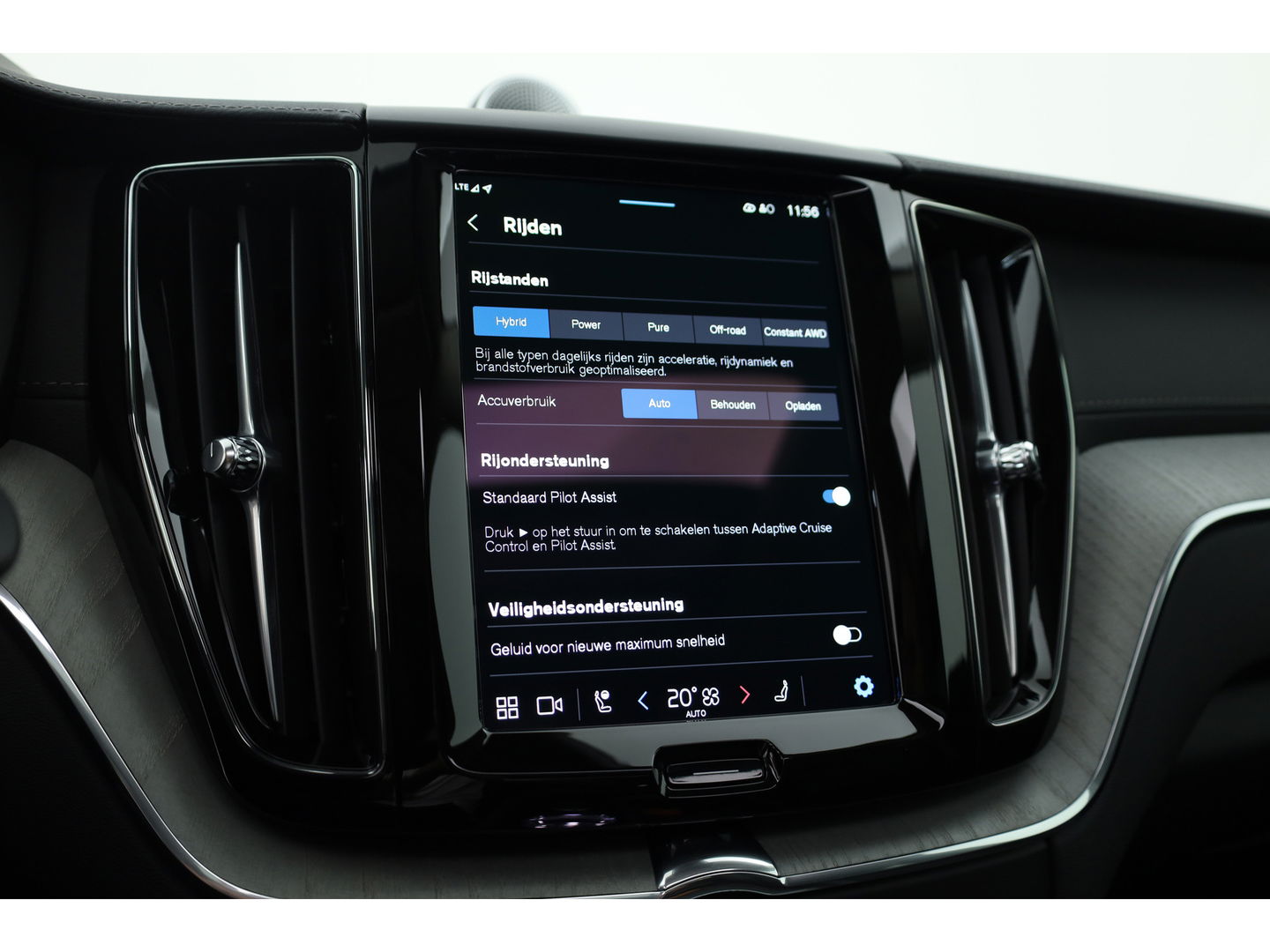 Volvo XC60 2.0 T8 Plug-in hybrid AWD Ultra Dark | Trekhaak | B&W Audio | Massage | Ventilatie | 360 camera