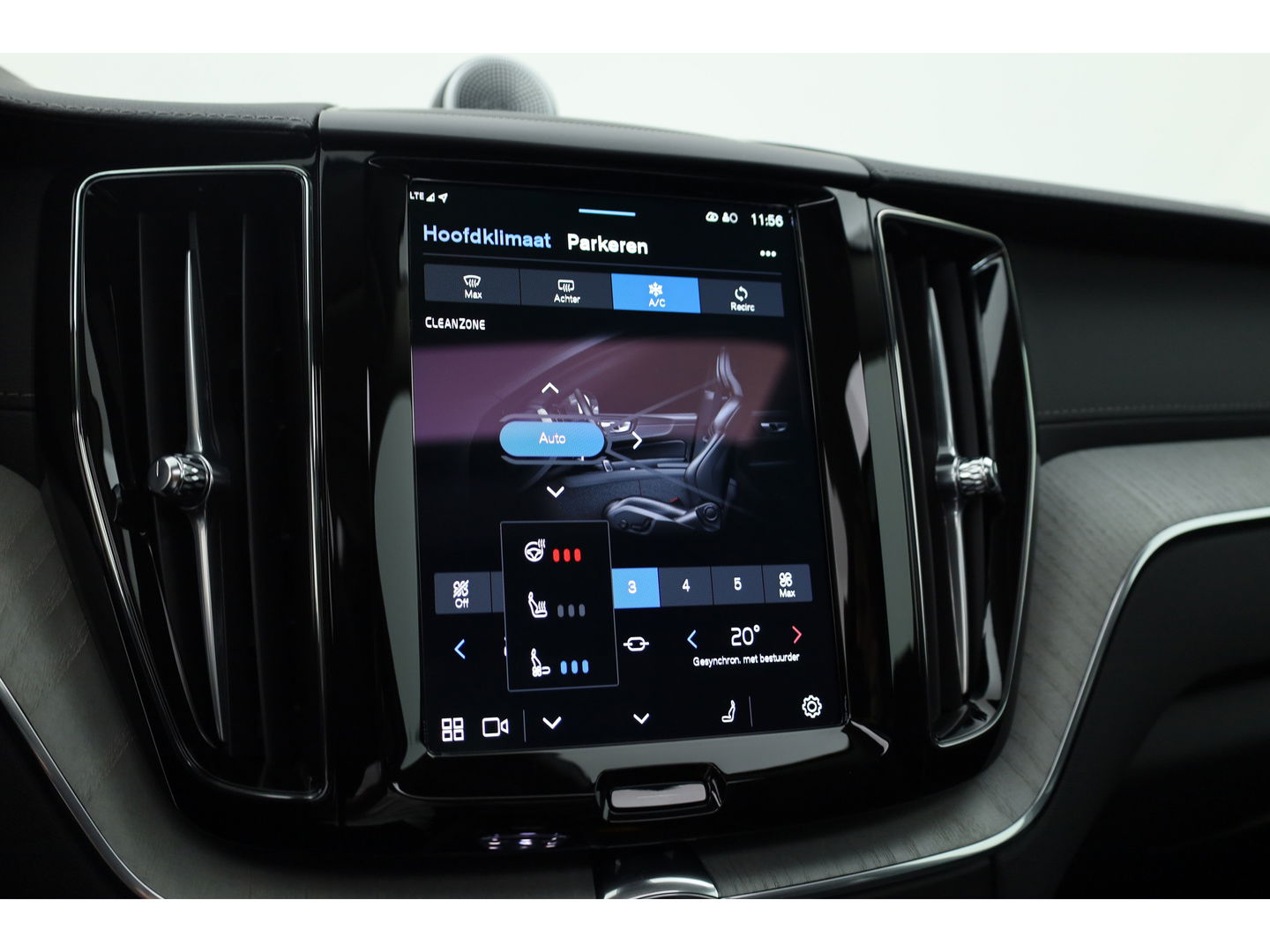 Volvo XC60 2.0 T8 Plug-in hybrid AWD Ultra Dark | Trekhaak | B&W Audio | Massage | Ventilatie | 360 camera
