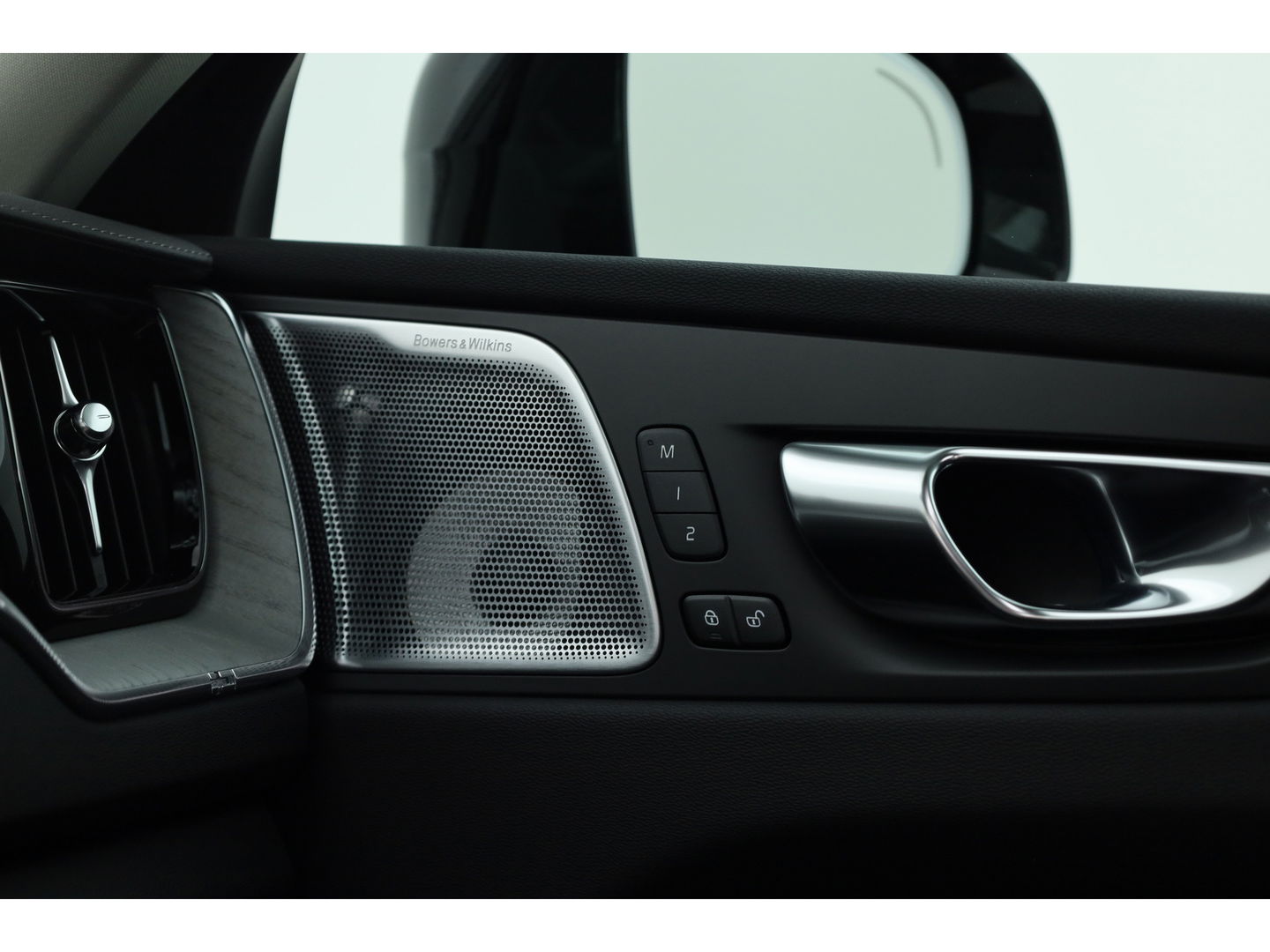 Volvo XC60 2.0 T8 Plug-in hybrid AWD Ultra Dark | Trekhaak | B&W Audio | Massage | Ventilatie | 360 camera