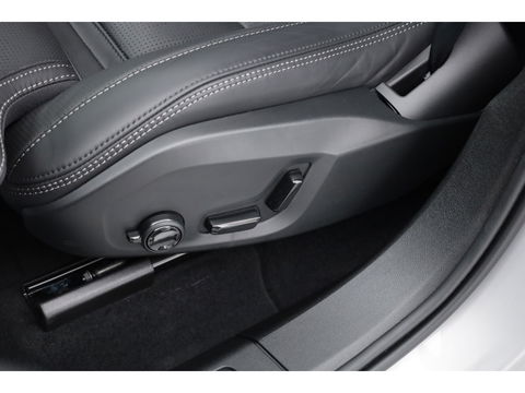 Volvo XC60 2.0 T8 Plug-in hybrid AWD Ultra Dark | Trekhaak | B&W Audio | Massage | Ventilatie | 360 camera