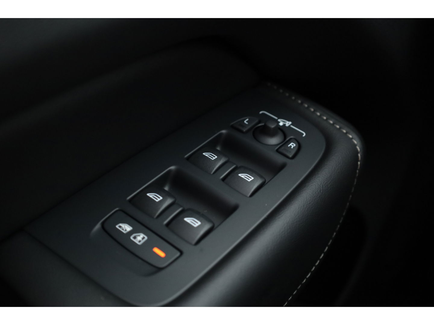 Volvo XC60 2.0 T8 Plug-in hybrid AWD Ultra Dark | Trekhaak | B&W Audio | Massage | Ventilatie | 360 camera