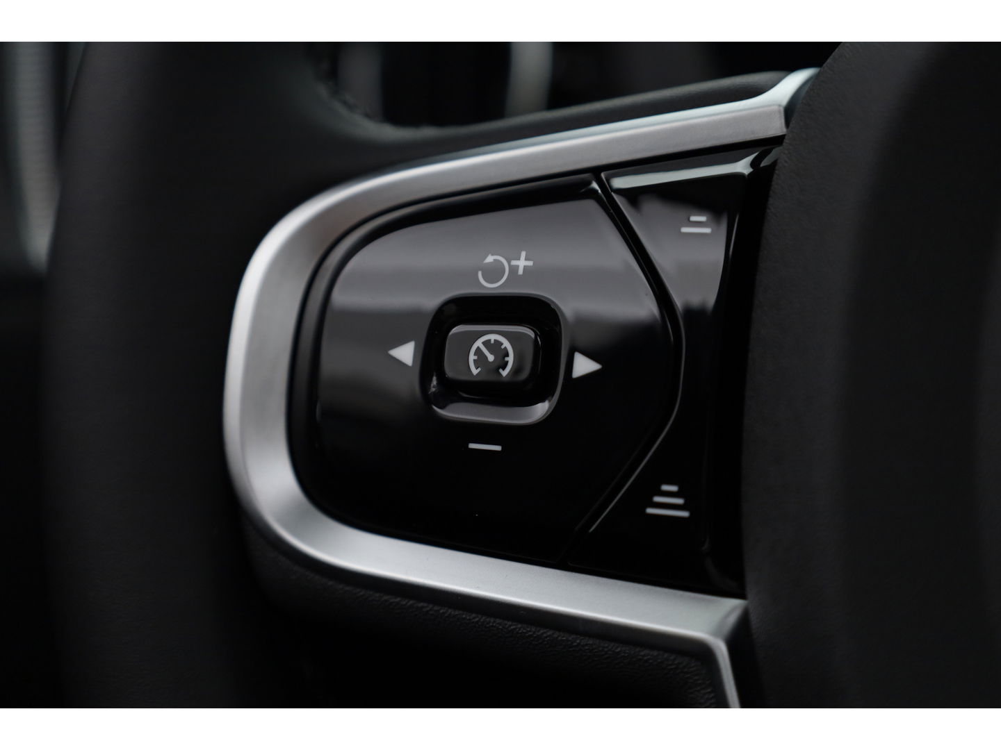 Volvo XC60 2.0 T8 Plug-in hybrid AWD Ultra Dark | Trekhaak | B&W Audio | Massage | Ventilatie | 360 camera