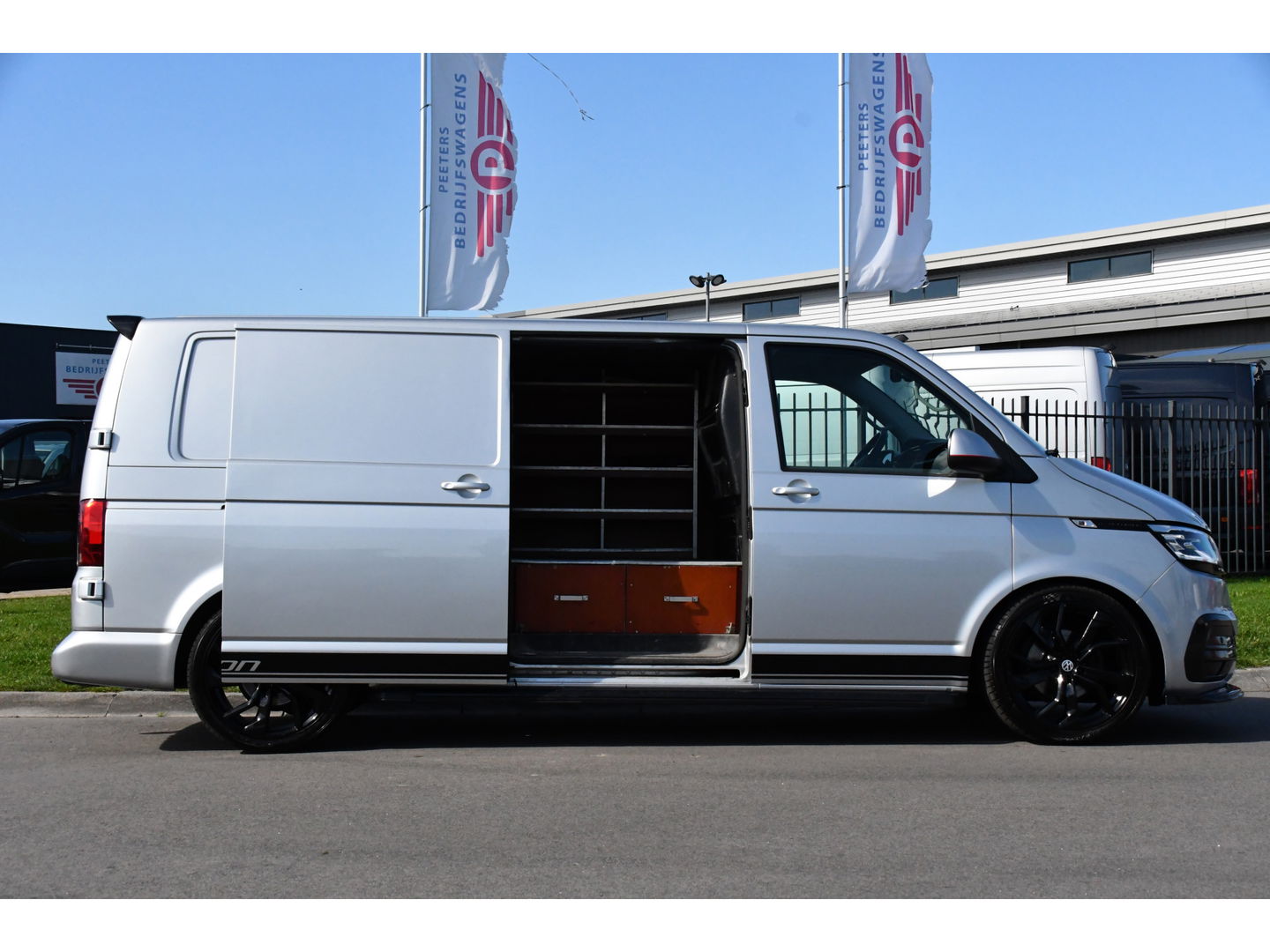 Volkswagen Transporter 2.0 TDI L2H1 32 Bulli Virtual, Adaptieve Cruise, LED, Carplay, Automaat, NAVI, Trekhaak, Sensoren, Uniek!