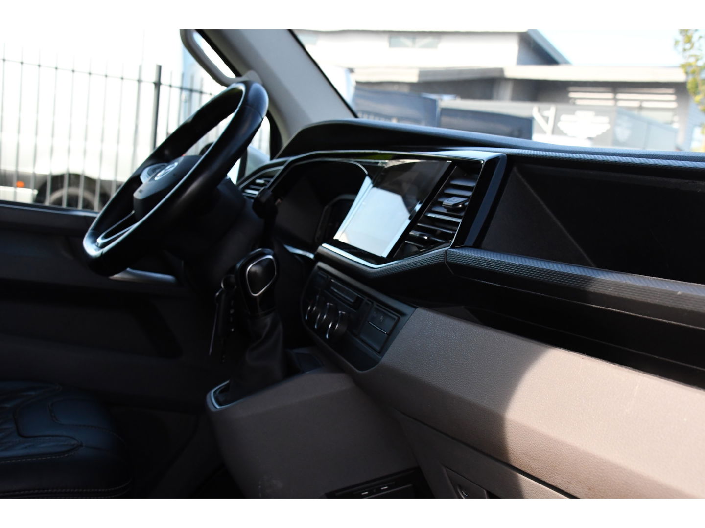 Volkswagen Transporter 2.0 TDI L2H1 32 Bulli Virtual, Adaptieve Cruise, LED, Carplay, Automaat, NAVI, Trekhaak, Sensoren, Uniek!