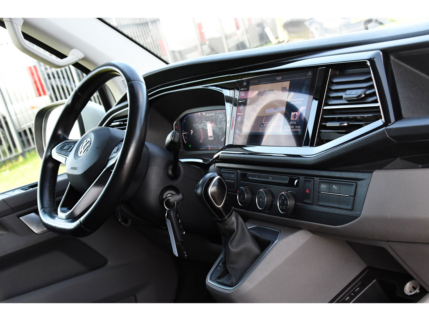 Volkswagen Transporter 2.0 TDI L2H1 32 Bulli Virtual, Adaptieve Cruise, LED, Carplay, Automaat, NAVI, Trekhaak, Sensoren, Uniek!