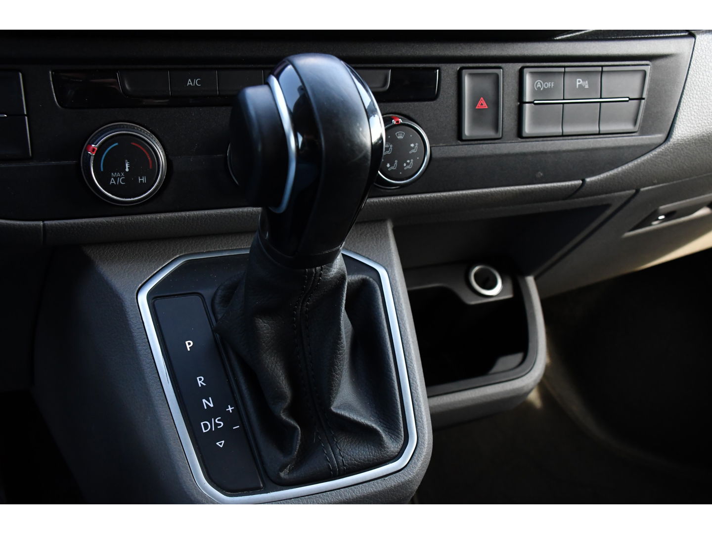 Volkswagen Transporter 2.0 TDI L2H1 32 Bulli Virtual, Adaptieve Cruise, LED, Carplay, Automaat, NAVI, Trekhaak, Sensoren, Uniek!