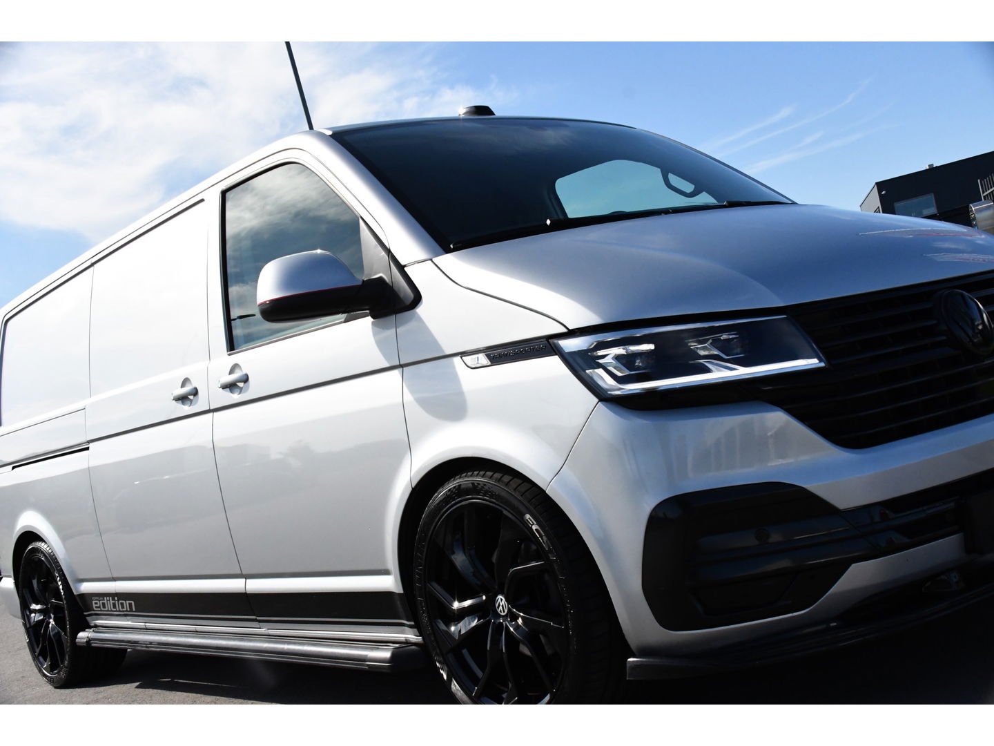 Volkswagen Transporter 2.0 TDI L2H1 32 Bulli Virtual, Adaptieve Cruise, LED, Carplay, Automaat, NAVI, Trekhaak, Sensoren, Uniek!