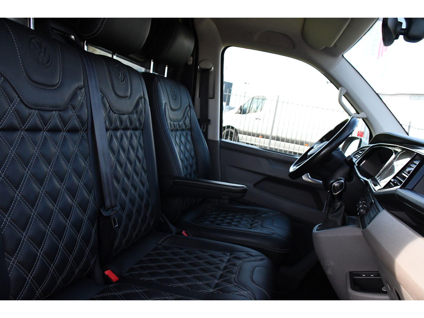 Volkswagen Transporter 2.0 TDI L2H1 32 Bulli Virtual, Adaptieve Cruise, LED, Carplay, Automaat, NAVI, Trekhaak, Sensoren, Uniek!